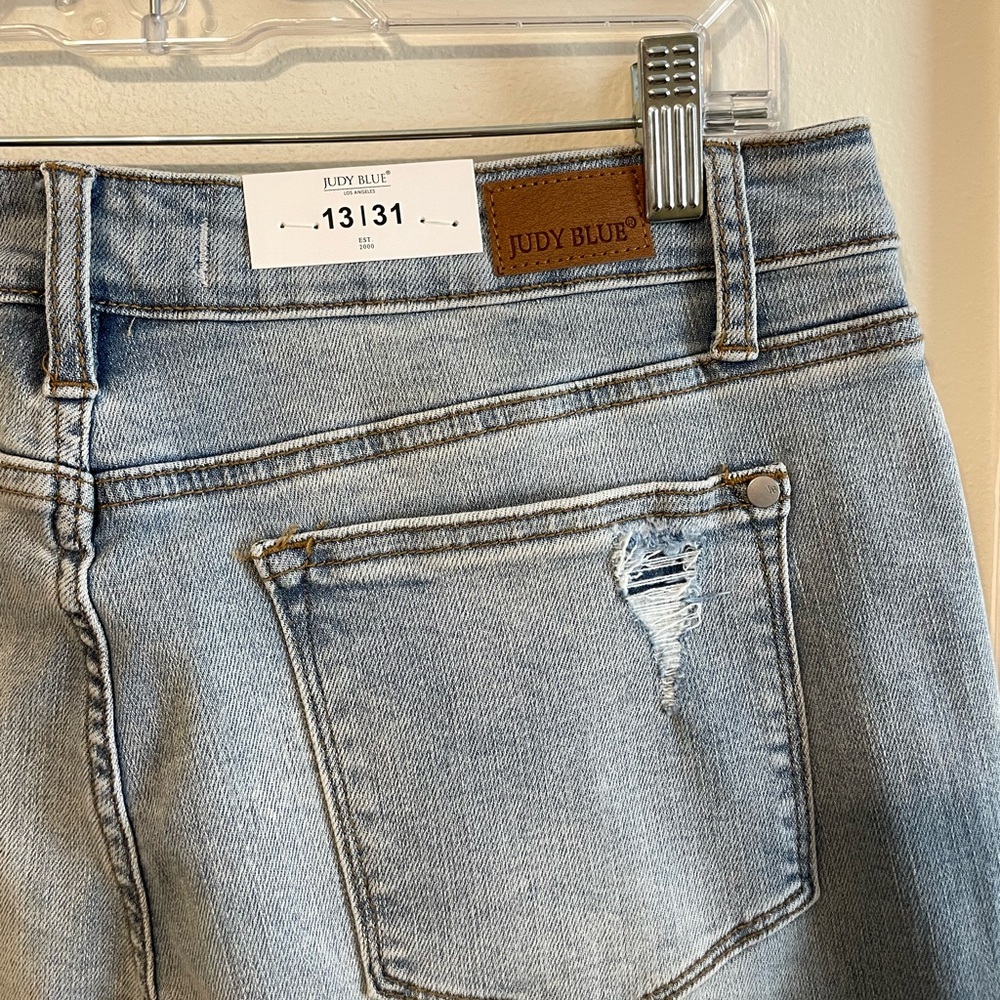 Judy Blue Mid Rise Boyfriend Distressed Skinny Jeans, Size 13 (31) - Picture 5 of 10